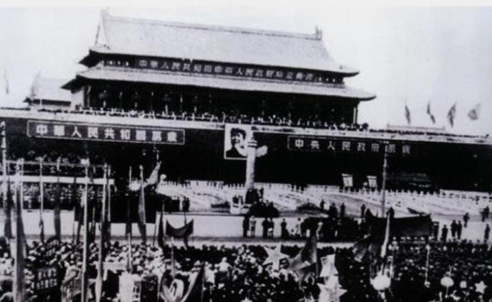 吉鸿昌牺牲后，妻子胡洪霞卖掉房子赎回遗体，却发现衣服口袋中有一张小纸条，上面写着