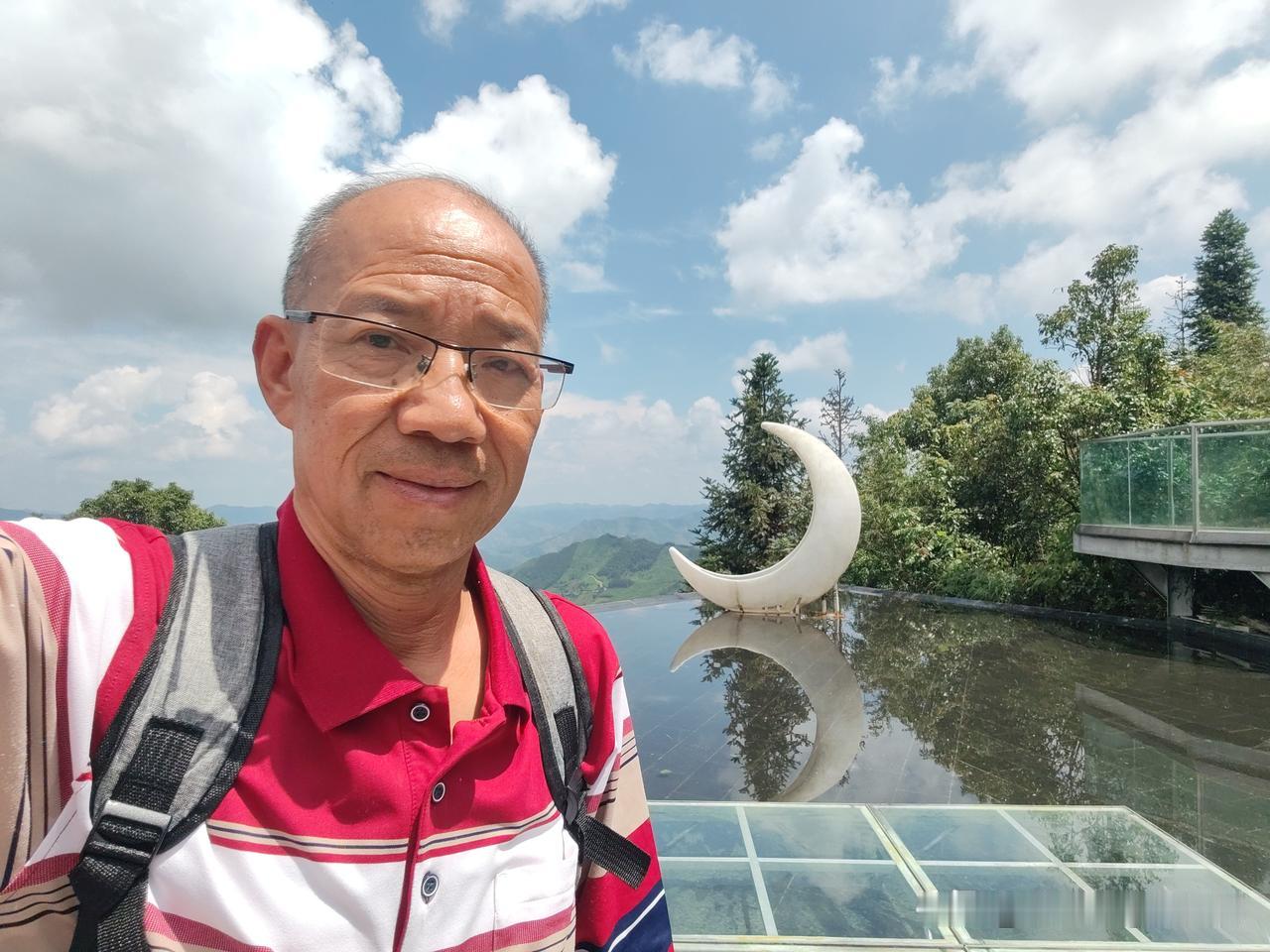 流浪贵州第50天
   早上起来洗洗刷刷，骑着我的小单车去赶集。骑着扫单车找一家