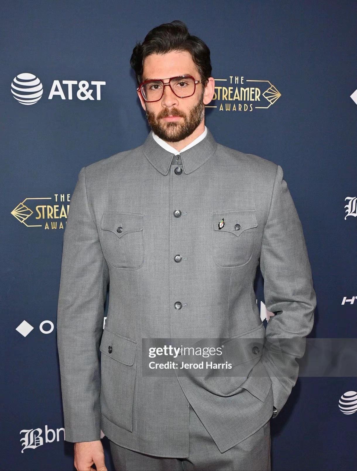 12月9日，美国知名博主Hasan身穿在上海定制的中山装，亮相全美网络博主颁奖典