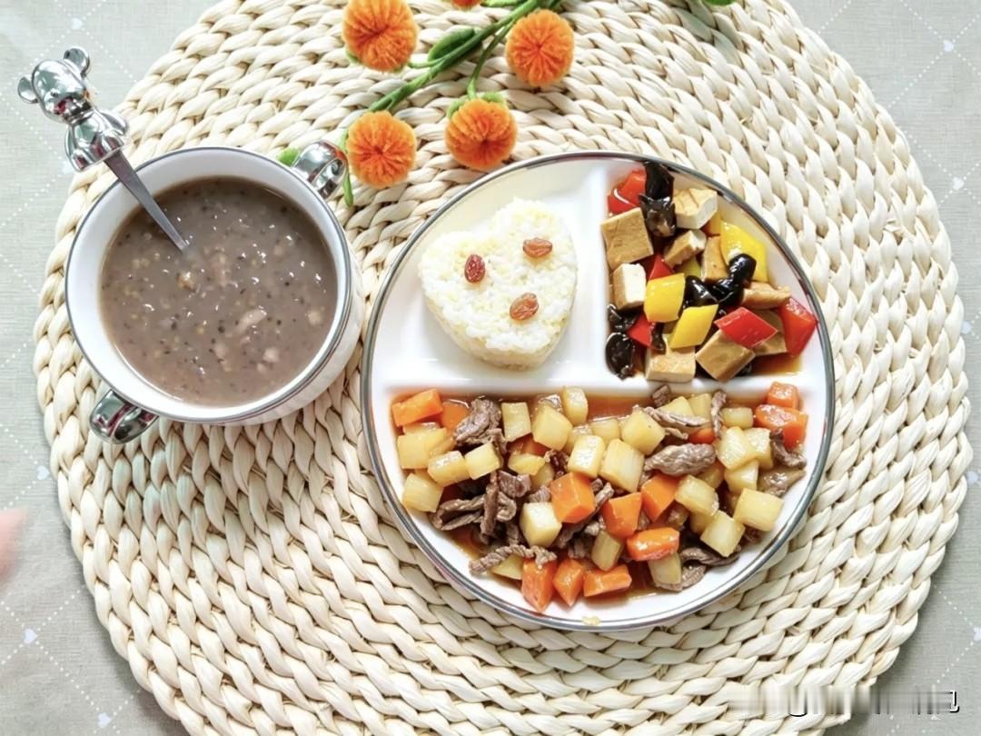 孩子们吃的太好了！｜近日，枣庄市实验幼儿园发布了新一期《一周食谱》，早餐、午餐、