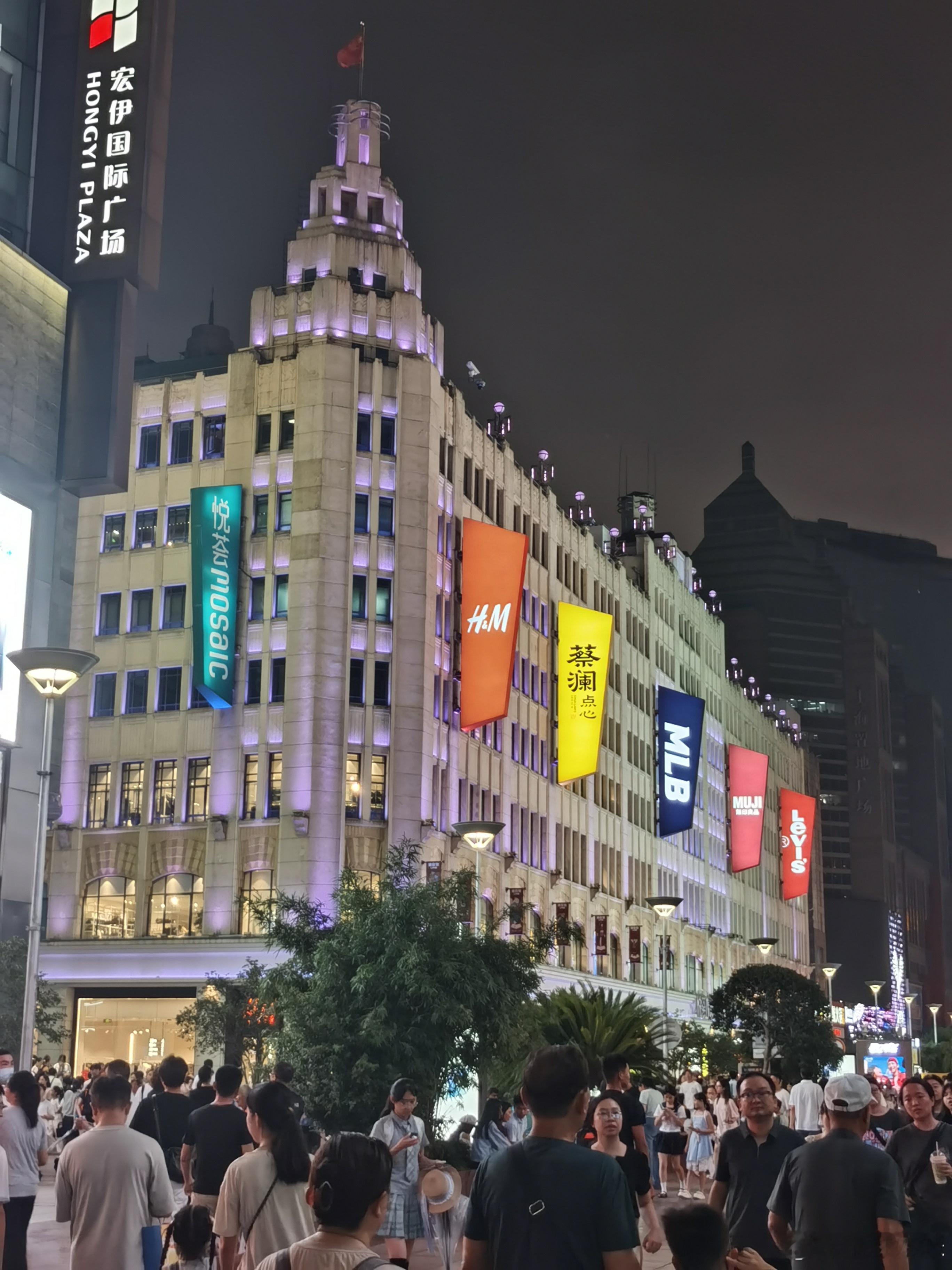 你敢信，白天逛一天CBME展会，然后闭馆了我又拉着两只来外滩了，一天下来妹妹也能