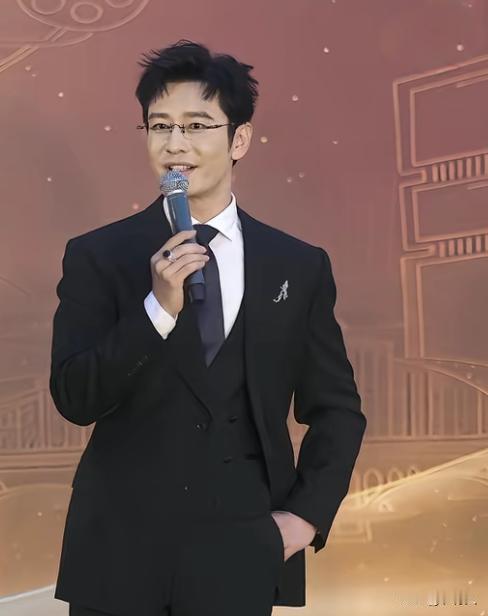 黄晓明坦言身边有太多的白眼狼了，不知道感恩。以后不能在做老好人了，要懂得拒绝。盲