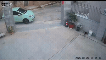 这驾照是怎么考到的，本来一把可以转过来了，偏要再倒一下，这下好了！