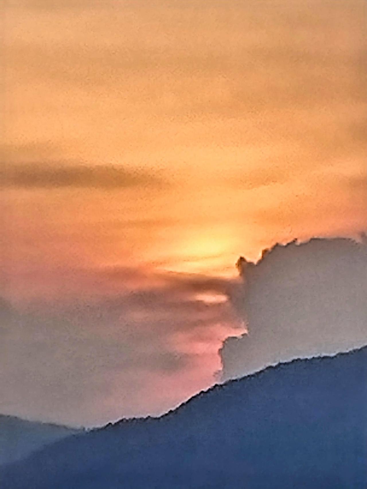 夕阳西下，云卷云舒，美不胜收。