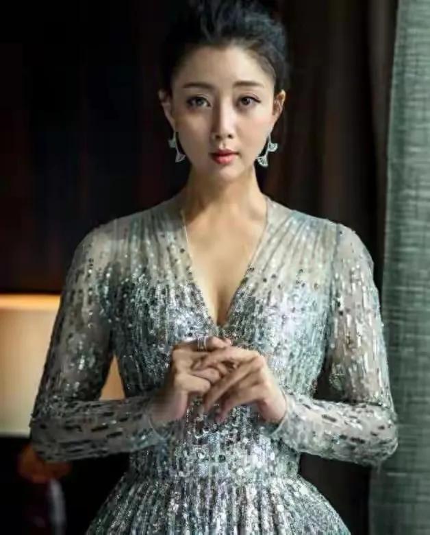 你敢相信吗？殷桃的人生简直开挂了！

第一，纯天然的美貌，惊艳众人。
第二，演技