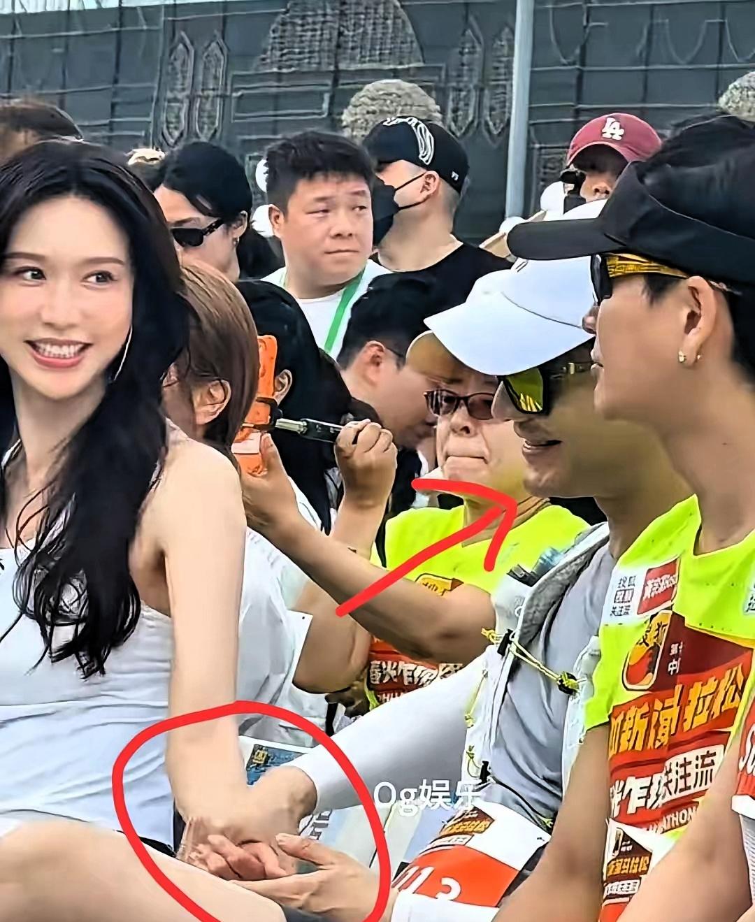 这画面太刺激了！

林志玲跑马拉松，我忍了。黄晓明跑马拉松，我也忍了。

但你俩