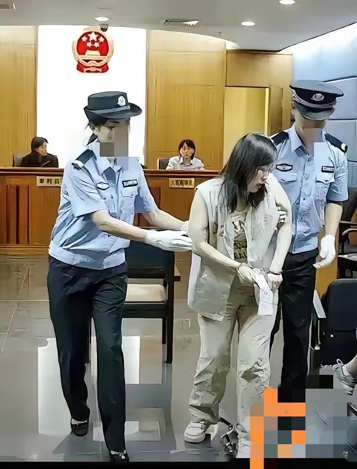 一时冲动毁半生！
58岁副高女教师，
退休金差点全归零
家人们，这事儿看完真的太