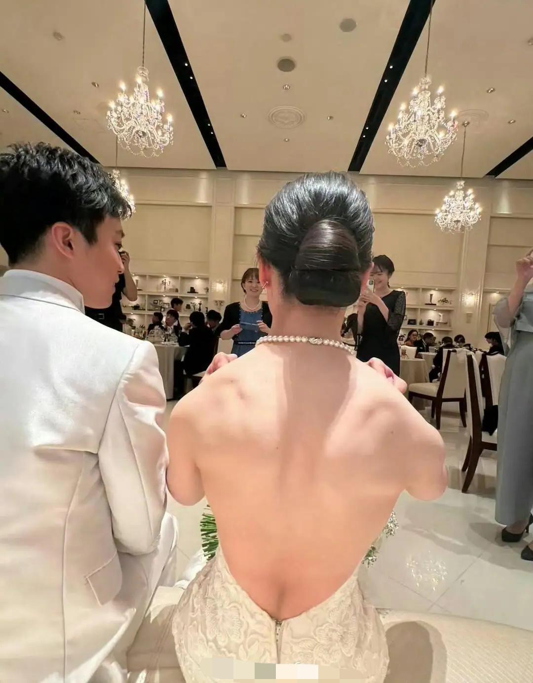 不仔细看还以为两男的结婚呢！这是真娶了个金刚芭比啊！金刚芭比婚礼 肌肉cp 
