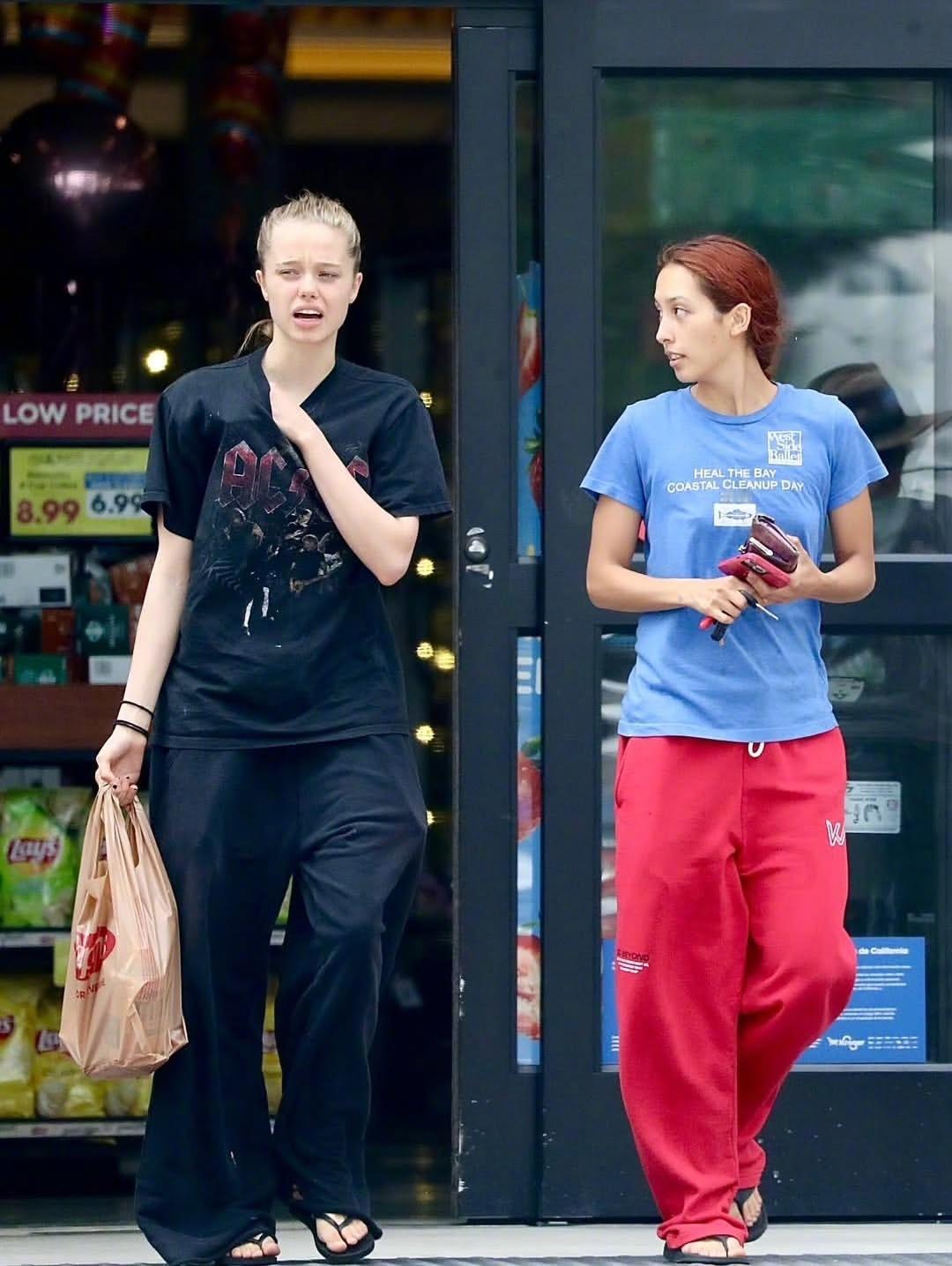 安吉丽娜·朱莉和布拉德·皮特的大女儿希洛上下舞蹈课的街拍。有八媒报道希洛和这位形