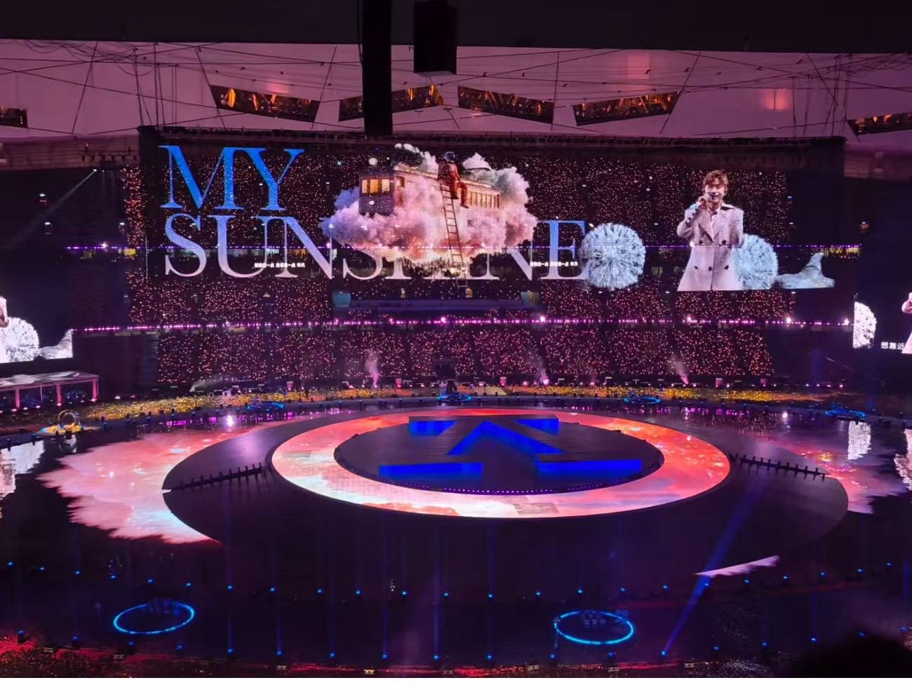 在张杰演唱会上看到强制爱了 张杰鸟巢演唱会的隐藏彩蛋找到了！罗伯特们被捏脖子进场