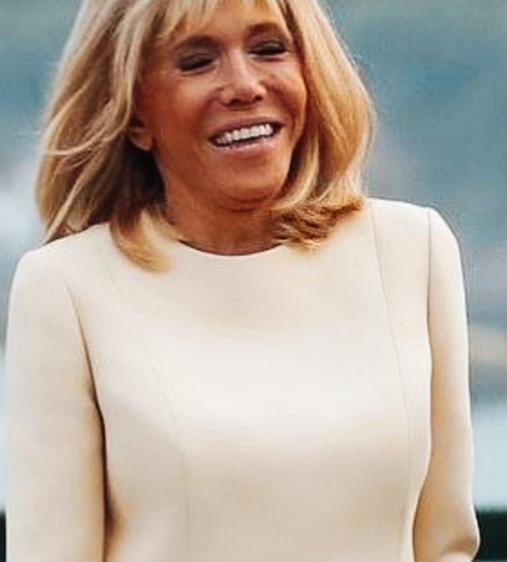 布丽吉特笑的如此开心啊！
布丽吉特这是有什么好事情吗？
布丽吉特在满脸笑容的加持