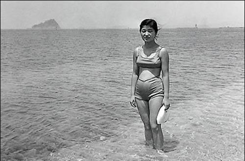 1967年7月，15岁的朴槿惠跟随父母在庆尚南道镇海海军疗养所度假时拍摄的照片。