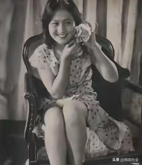 这张照片中的女子是民国时代著名影星黎莉莉，在民国时代，黎莉莉超级火，被观众叫“甜