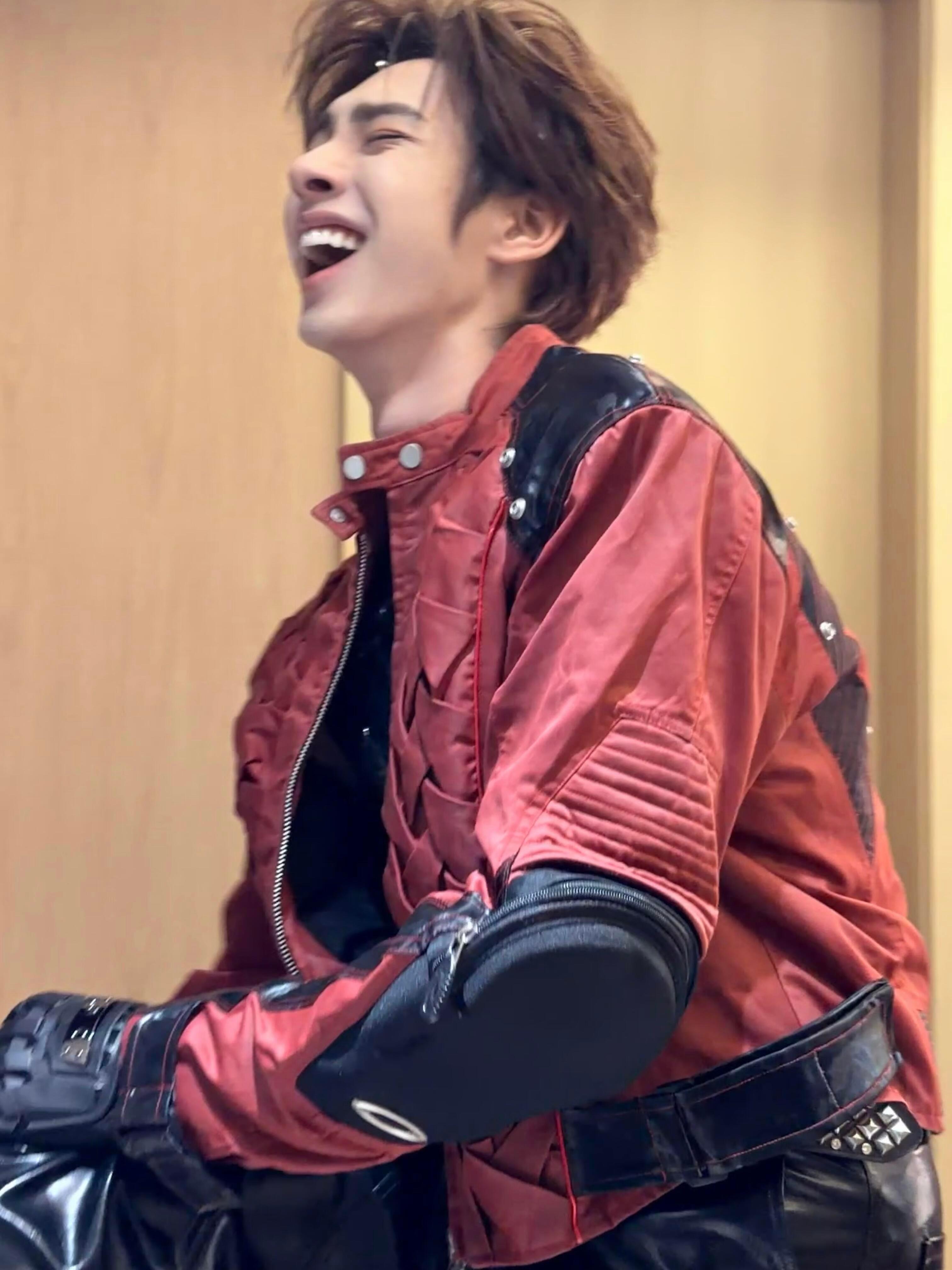 颜安10s八百个动作颜安拍热成像纯爱玩超燃青春的合唱 其实颜安私底下还是挺帅的！