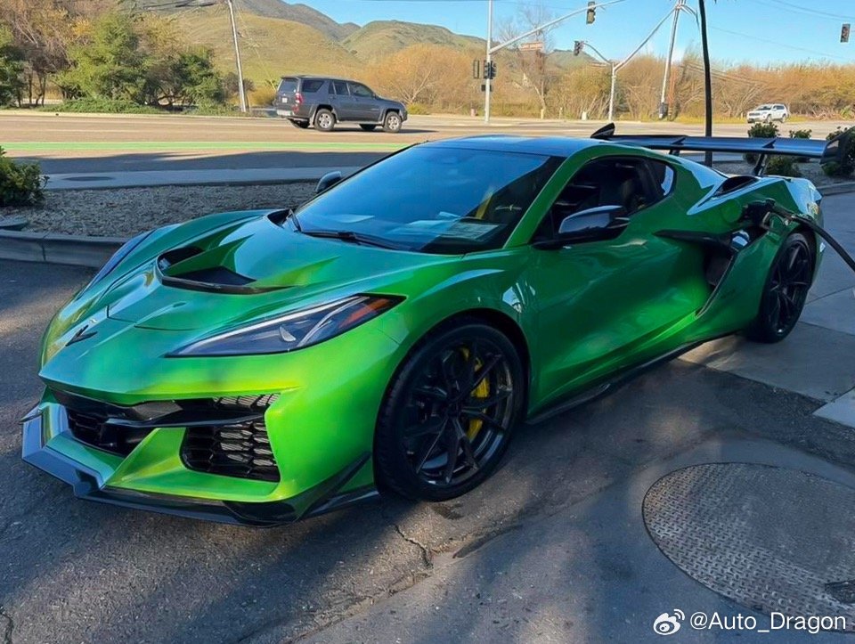 最近体验了两台涡轮迟滞终结者跑车：分别是992.2 911 GTS和克尔维特C8