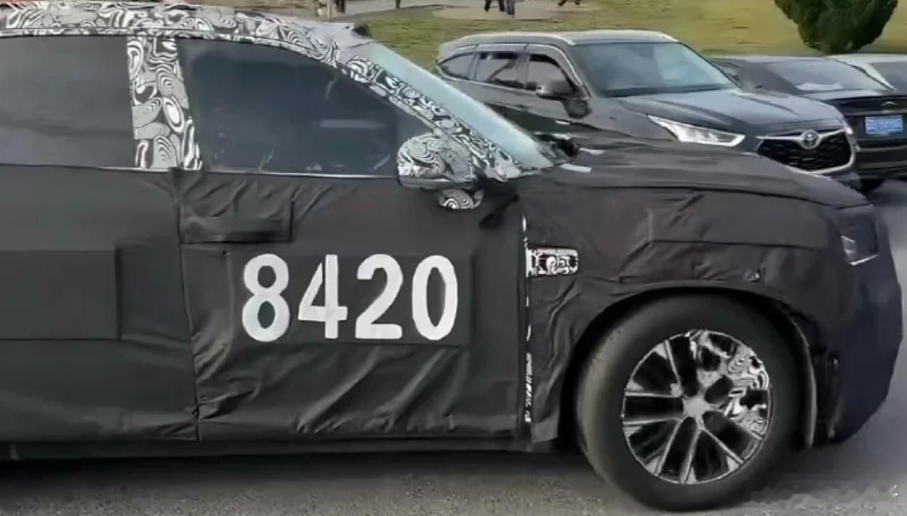 据说是极氪8X，看来没有错了轮廊细节拿捏到位好卖没有悬念大v聊车极氪8X