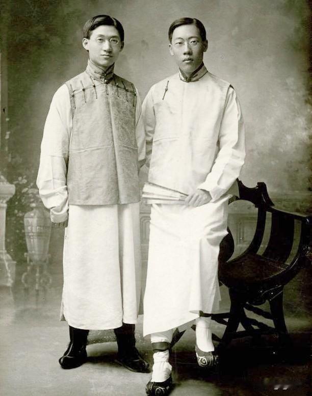 图中靠左侧的青年为孔祥熙，右侧为孔祥熙的山西太古同乡费起鹤（耶鲁大学硕士毕业），