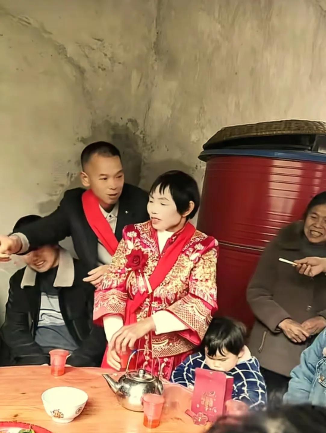 大叔终于娶上了老婆，太高兴了。
这化妆师，给新娘化的妆容太浓了，脸色惨白。