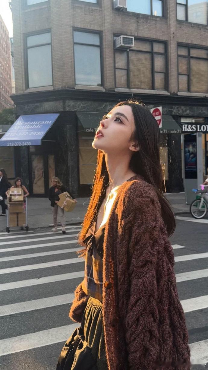 #古力娜扎时装周路透# 娜扎永远走在时尚前列并且每一次都能有着属于自己的独特风格