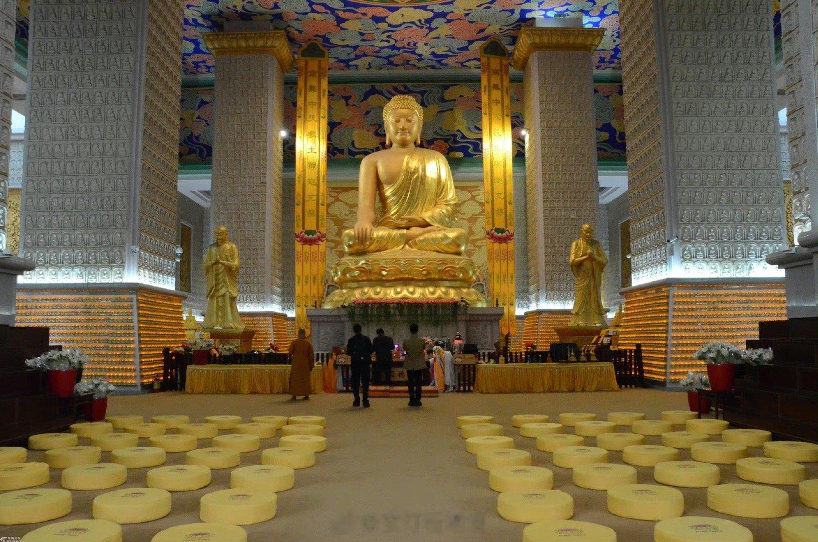 女人膝盖有痣好不好1，右膝有痣的人多为晚婚之命，即最少是30-35岁以后才可成婚