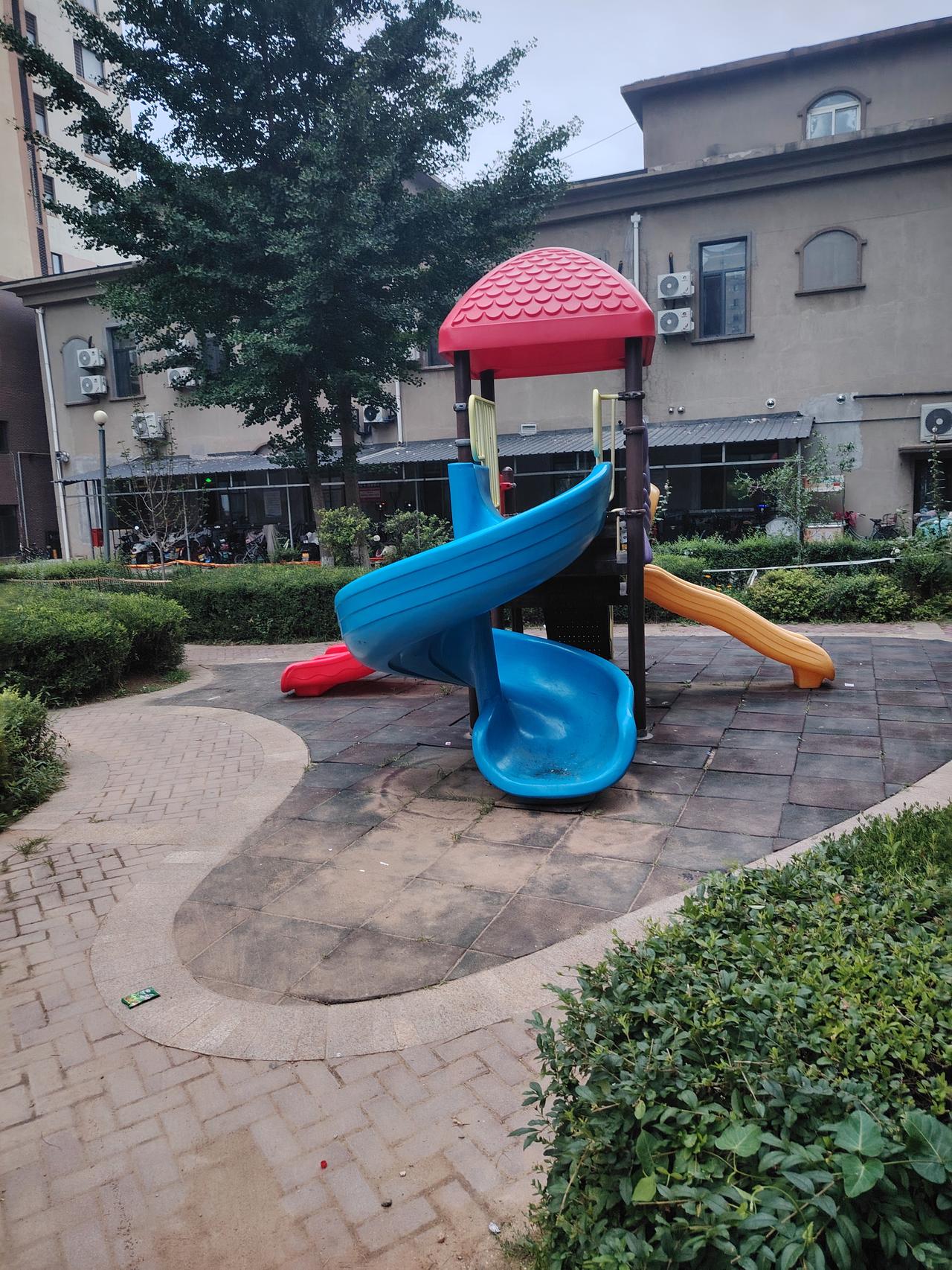 小区的游乐场，是孩子们向往的地方。