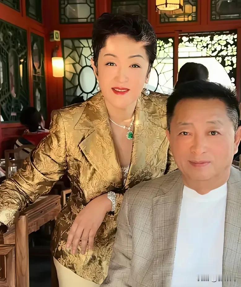 “后妈”的颜值不比张兰差，近日汪小菲婚礼，汪小菲父亲汪则翰携现任妻子参加婚礼为儿