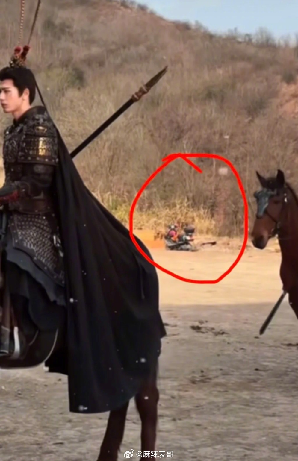 《逐玉》这是穿帮了吧？出现了电瓶车和燃气灶 