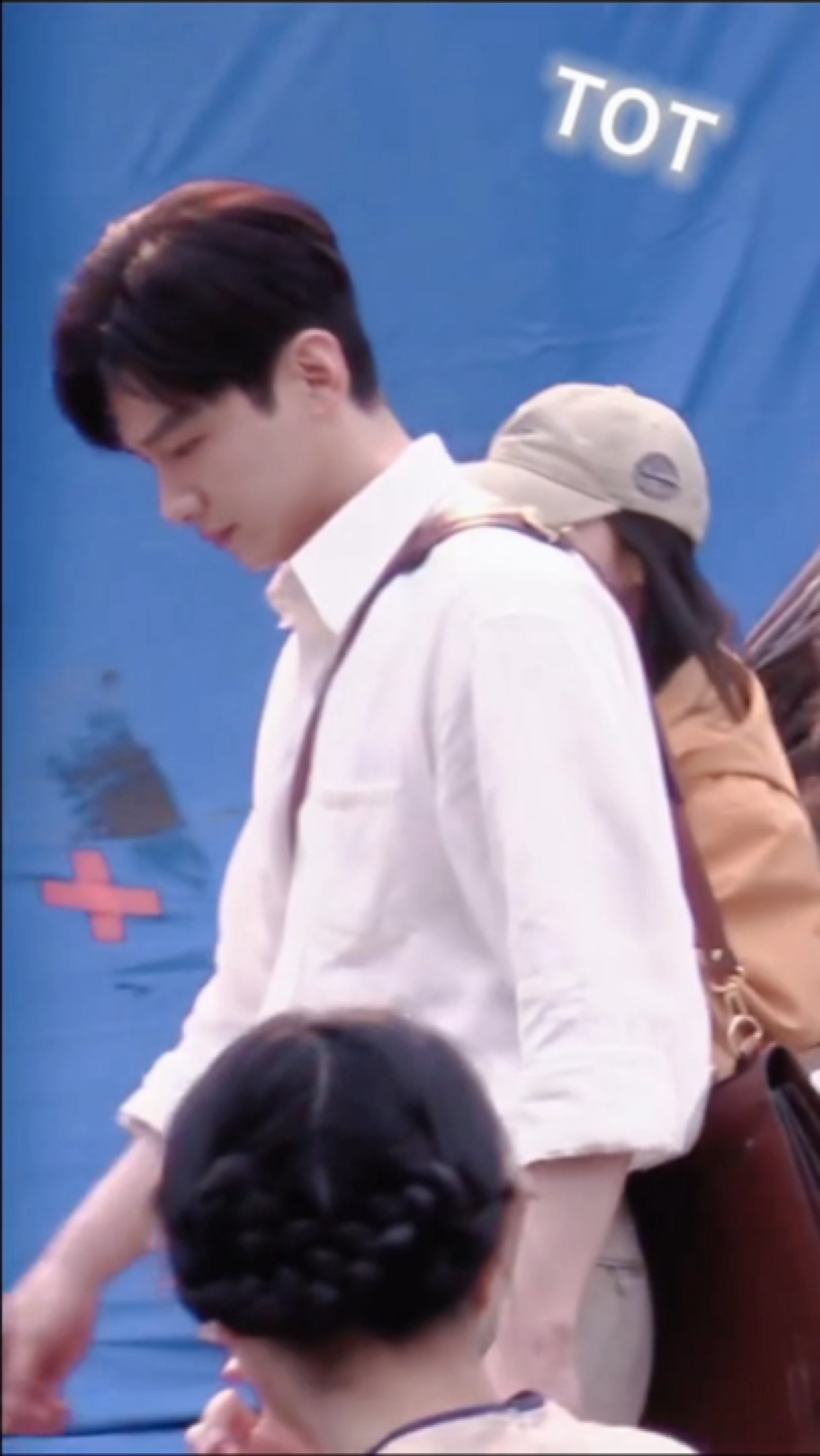 白敬亭《战争和人》今日路透新皮肤是白衬衫童家霆，这是真的白月光家霆少爷太好看了白