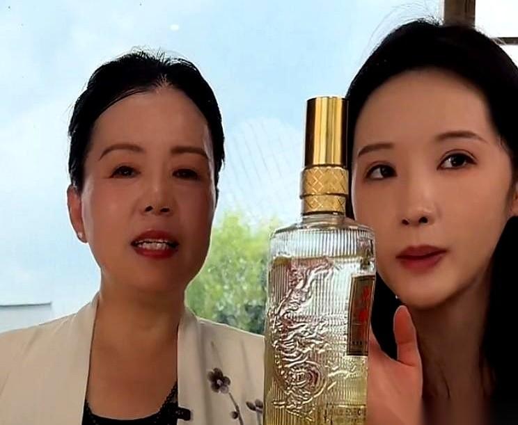 许敏早上的直播冲到了八千多人的在线数据。
时间还没到中午十一点，这波盯着的人正多