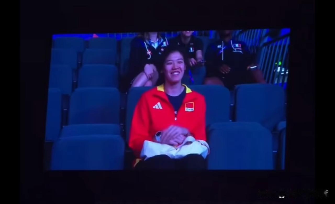 正在直播中国女排VS法国女排的比赛！咱们的央视频还是继续以图文和音频形式直播，让