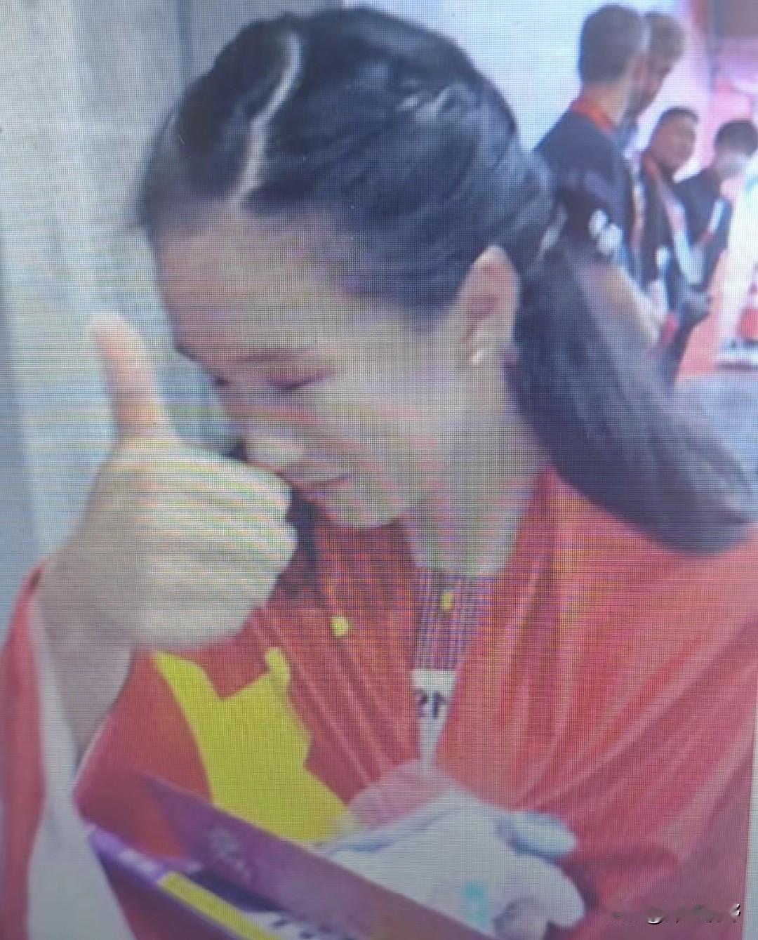 本届亚运会最有意思的一幕发生了，17岁陈妤颉夺金后，有人送了她一套五年高考三年模