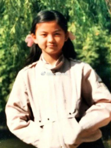 #文史老照片# 著名女主持人李湘的青葱岁月 ​​​