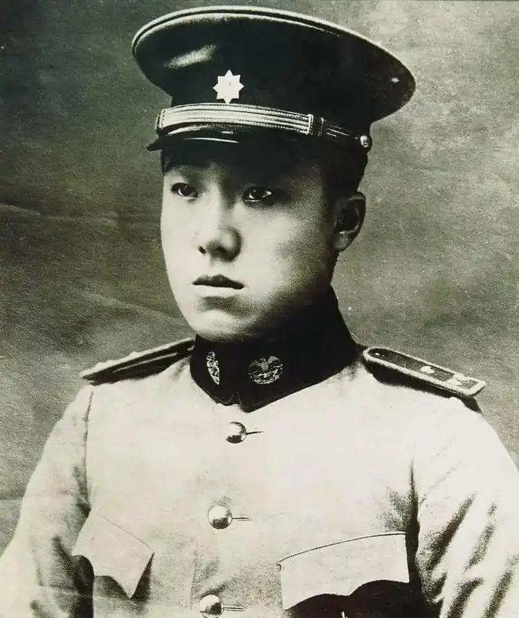 一九五零年，一个河北农村出来的解放军科长，娶了大清皇叔载涛的亲孙女。新婚当夜，他