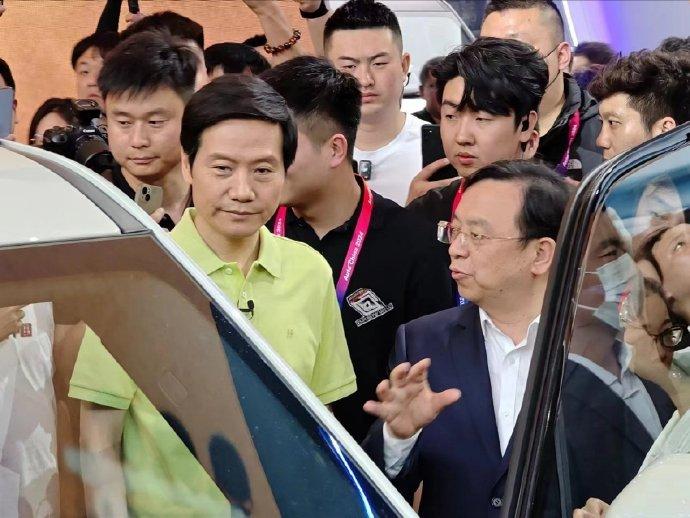 雷军现身比亚迪展台，与王传福握手交流。他表示，十几年来，比亚迪都是小米手机非常重