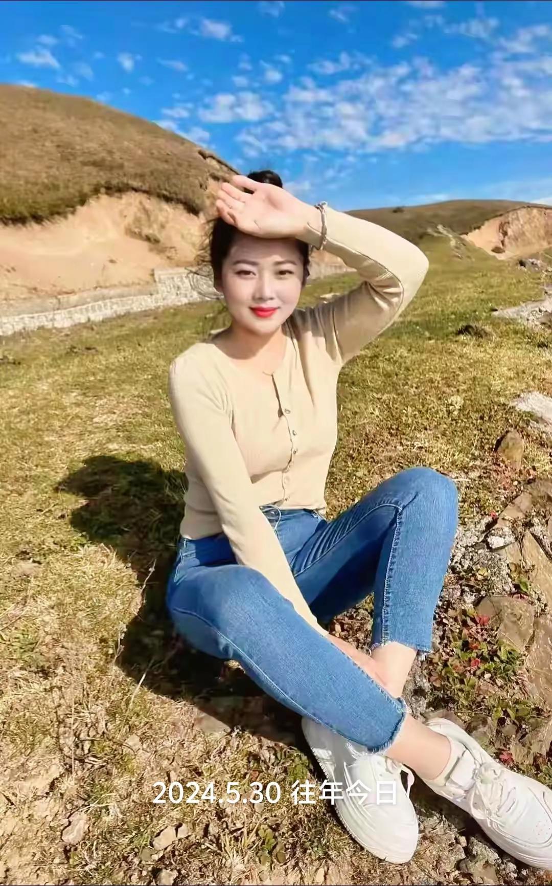 享受大自然的穿搭 黄色上衣搭配牛仔裤 山边女孩