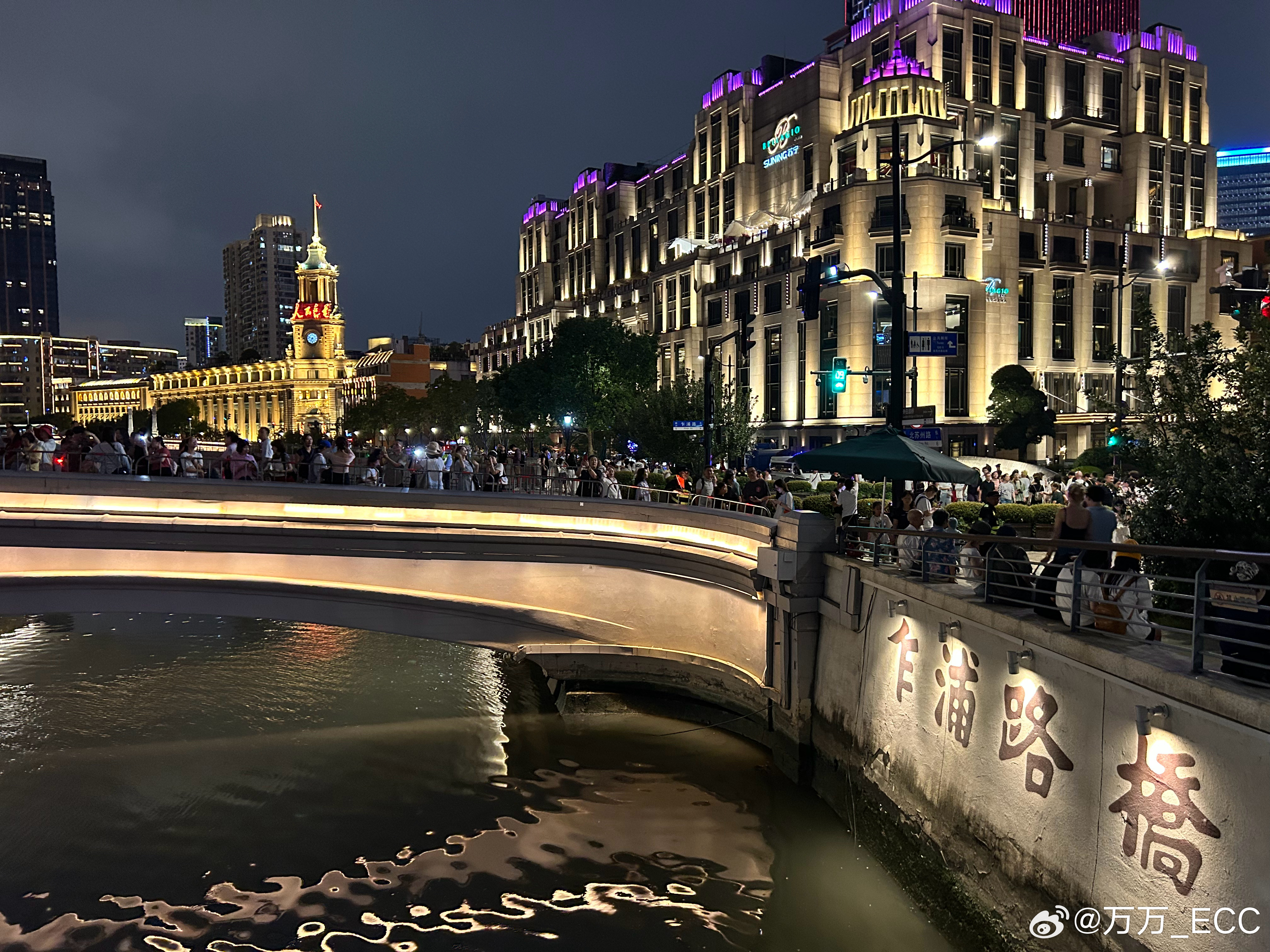 半夜十点半的乍浦路桥，还是人山人海啊。今年出门旅游的人这么多吗…… ​​​