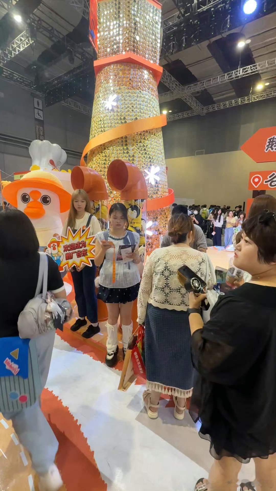 BW现场含鹅量最高的一集鹅在BW免费发谷票 700多个展位里鹅厂直接占满半条街，