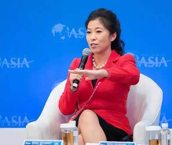 她是体坛冠军一大败类，伙同老公和男友回国捞金，坑害国民44亿后逃往美国
 
 