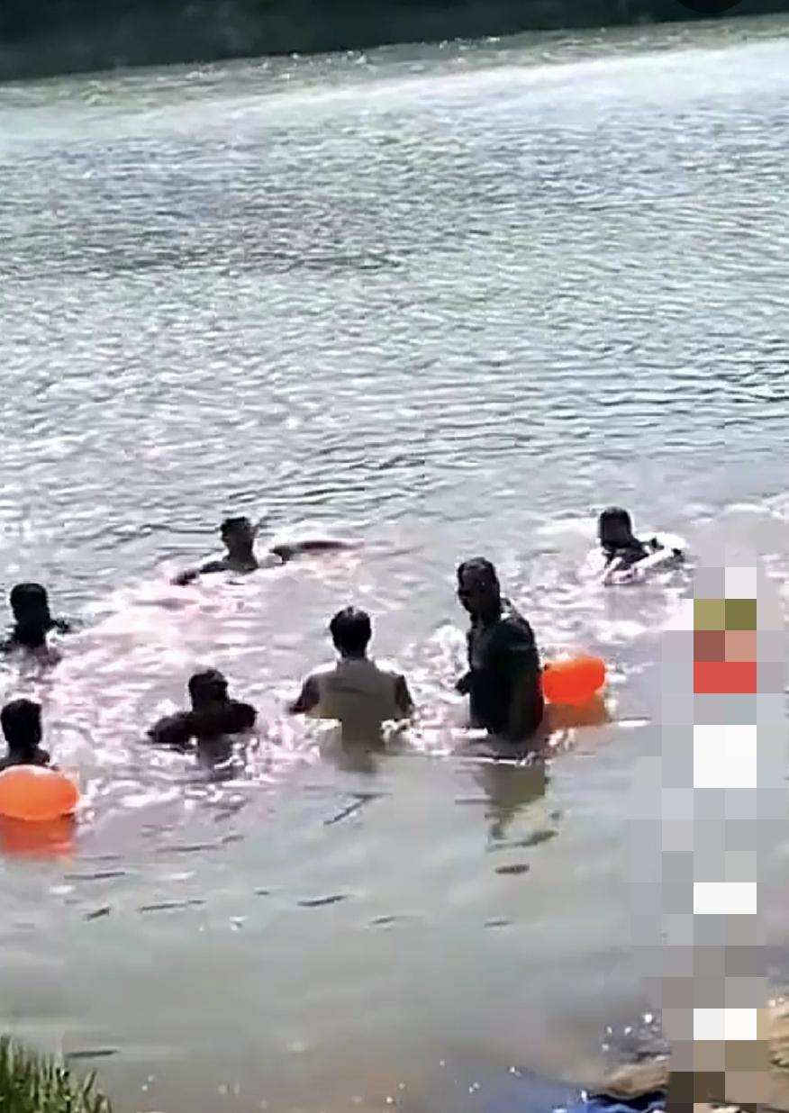 印度人在南京玄武湖洗澡，我发现印度挺喜欢中国的，不行，印度变成中国第57个民族，