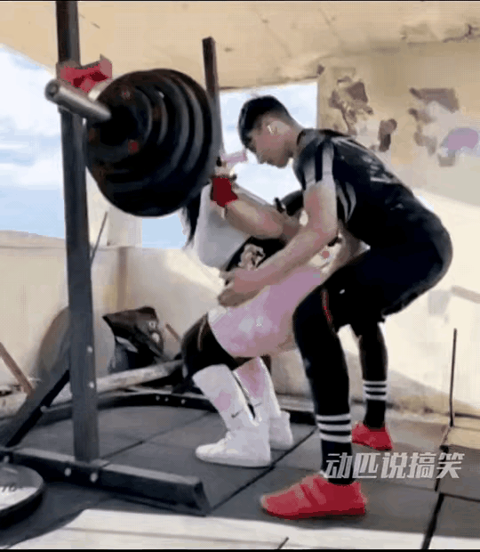 如果不是这个男教练，勇敢的冲上去，这女同胞肯定是要受伤的，这是他的责任，这是他的