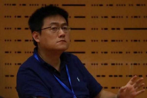 李飞怎么变这么薄一片了李飞瘦成这样了  李飞就这样从图一瘦成了现在这样，不管怎样