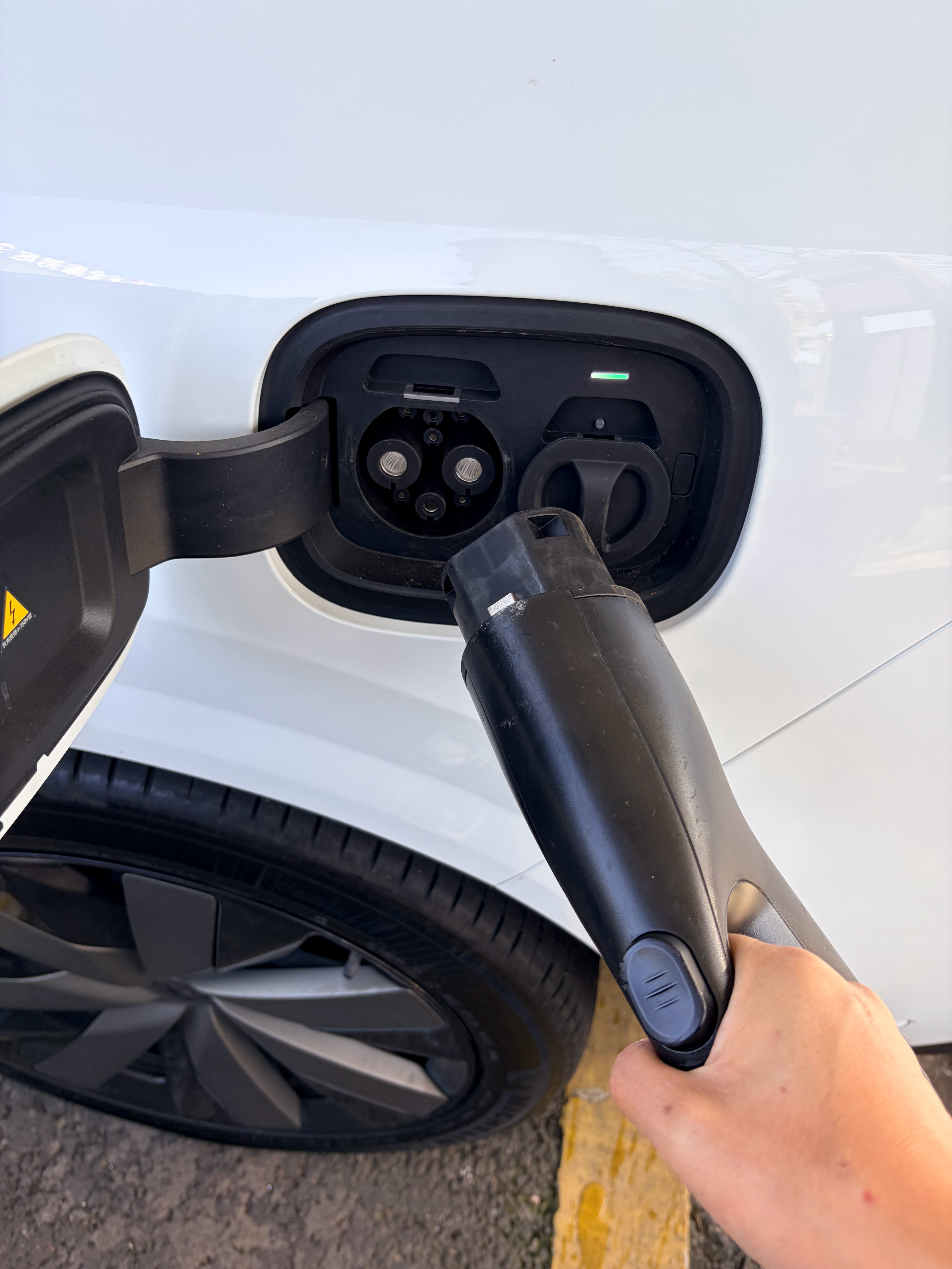 第三方充电桩就这点不好，充电的车都是乱插枪，在充电位也插不进去，太尴尬了，这特么