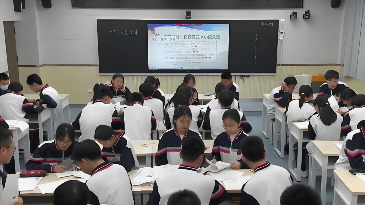 很多家长总觉得，决定能不能考上好大学，看的是智商、补课班还有刷题多少。现实很扎心