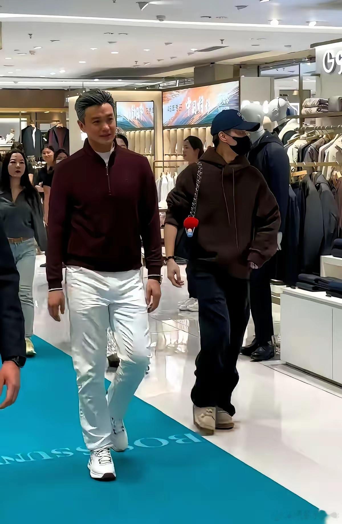 真的，有的人就是老天爷追着喂饭吃。你看周一围，就那么随便往商场里一杵。183的大