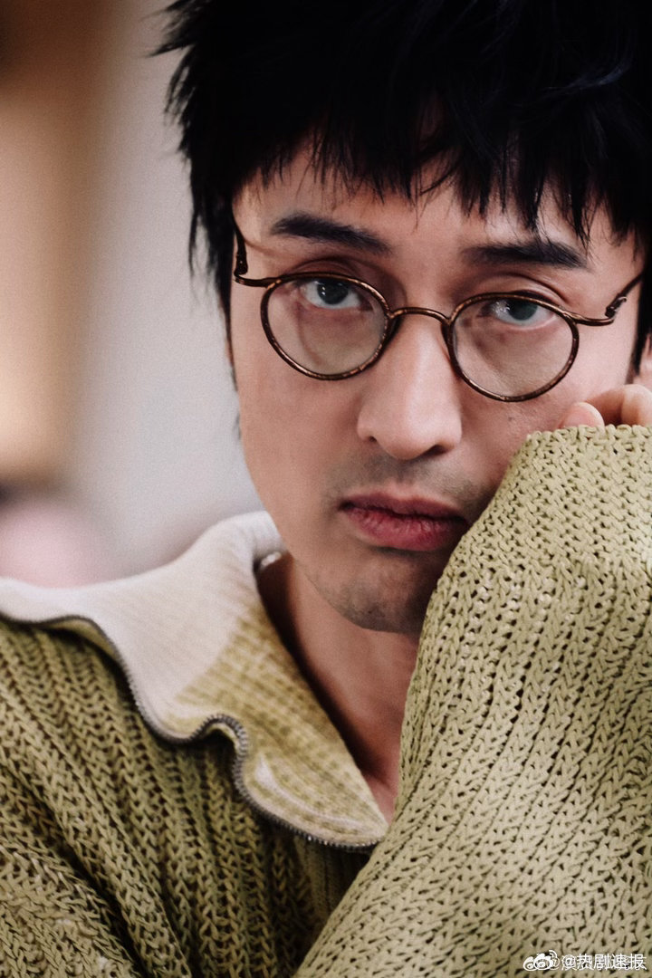 王传君眼神故事感郭晓东拍了四个角度的王传君谁被郭晓东镜头里的王传君打动！四个角度