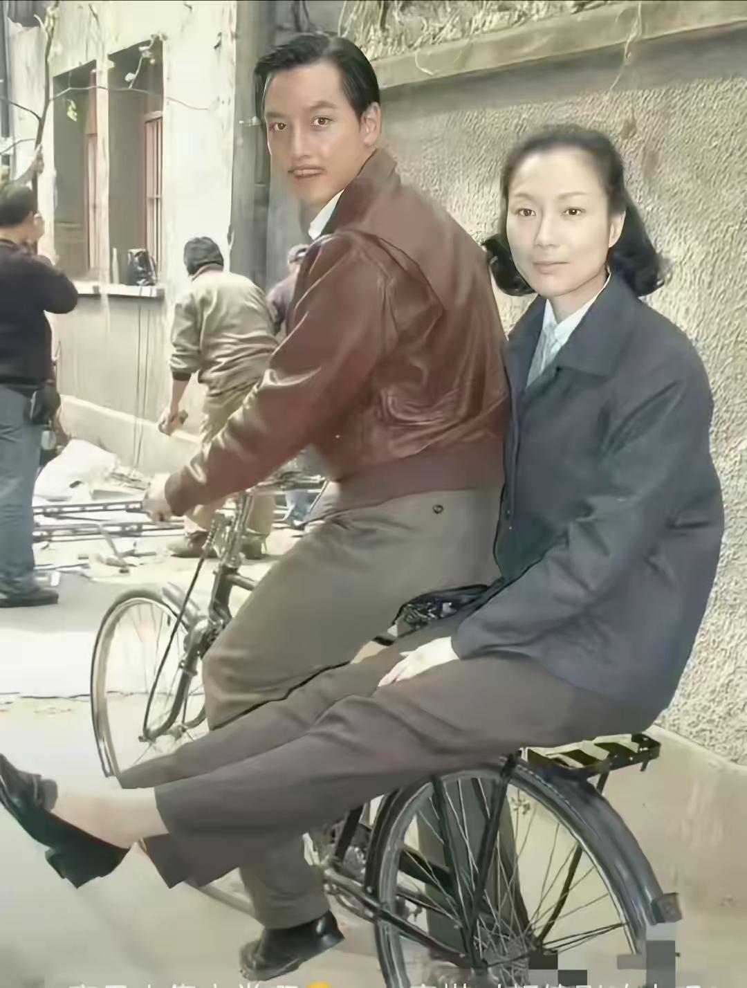 大家看出来这个男人是谁了吗？他可是90年代全中国被誉为最帅男明星的男人啊！我觉得