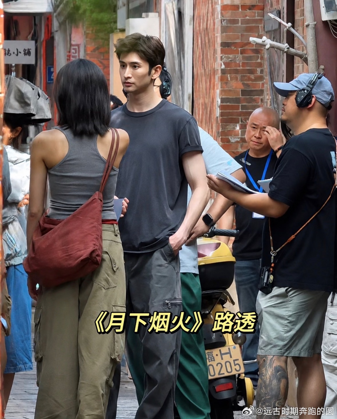 张云龙孙千官宣新剧张云龙和孙千搭档，新剧《月下烟火》正式官宣！海边落日双人海报对