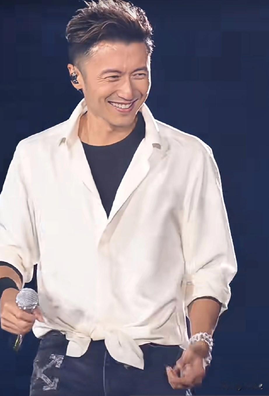 他是唯一的一个男人可以把白衬衫里面套黑秋衣穿的这么帅气有气质的[强]
网友建议把