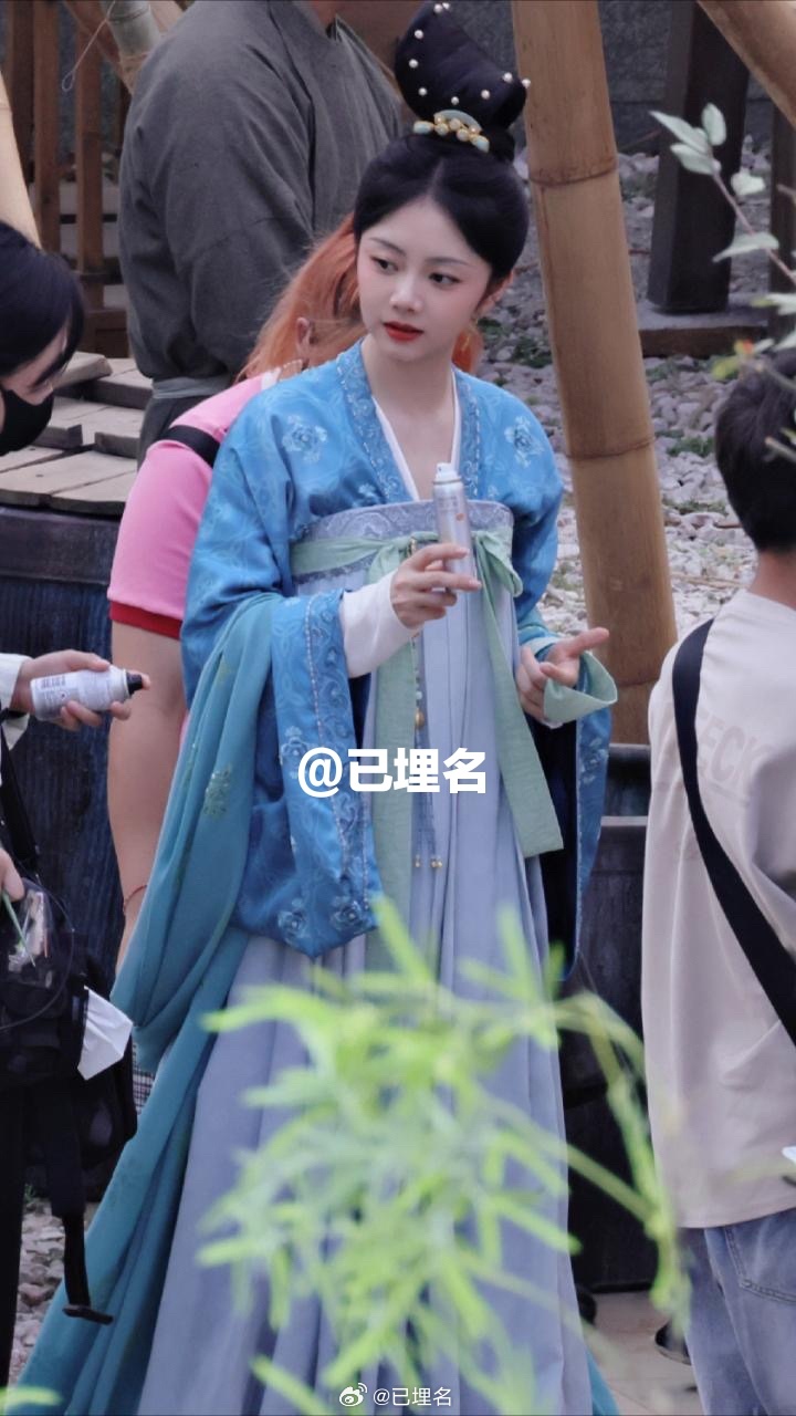 #蜀锦人家# 谭松韵蜀锦人家路透图，好喜欢这张季英英[爱你]！ ​​​
