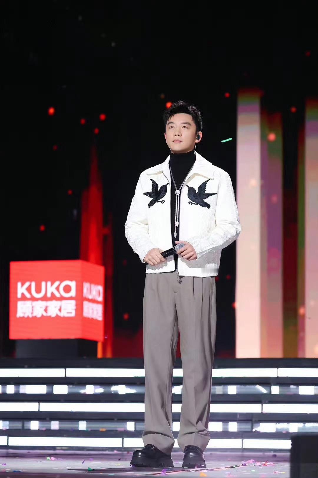 郑恺 演员郑恺 郑恺无尽日 你的存在就像一首未完成的诗 每一个瞬间都充满无限可能